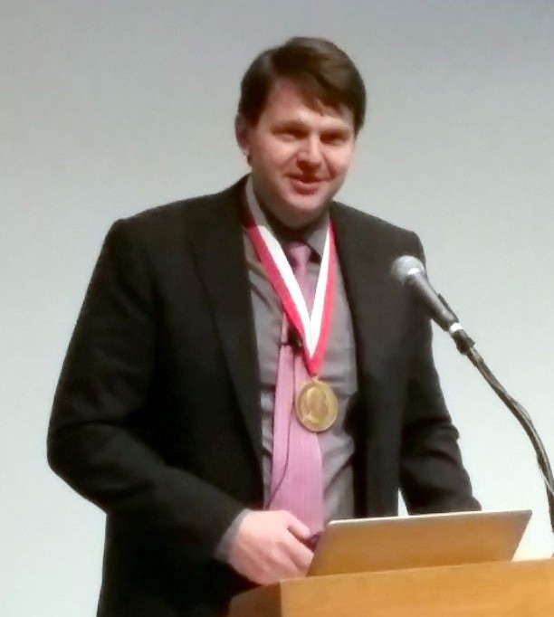 Hallgrímsson wearing his medal while delivering his Rohlf Medal lecture