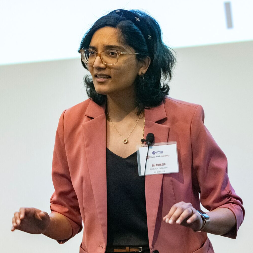 3MT and Postdoc Spotlight speaker presenting talk.