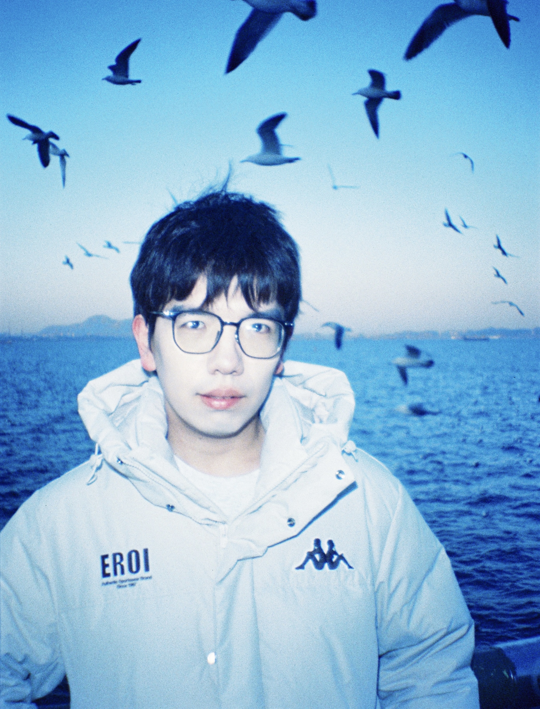 Photo to PhD Student Kaizhe Wang infront of water and birds