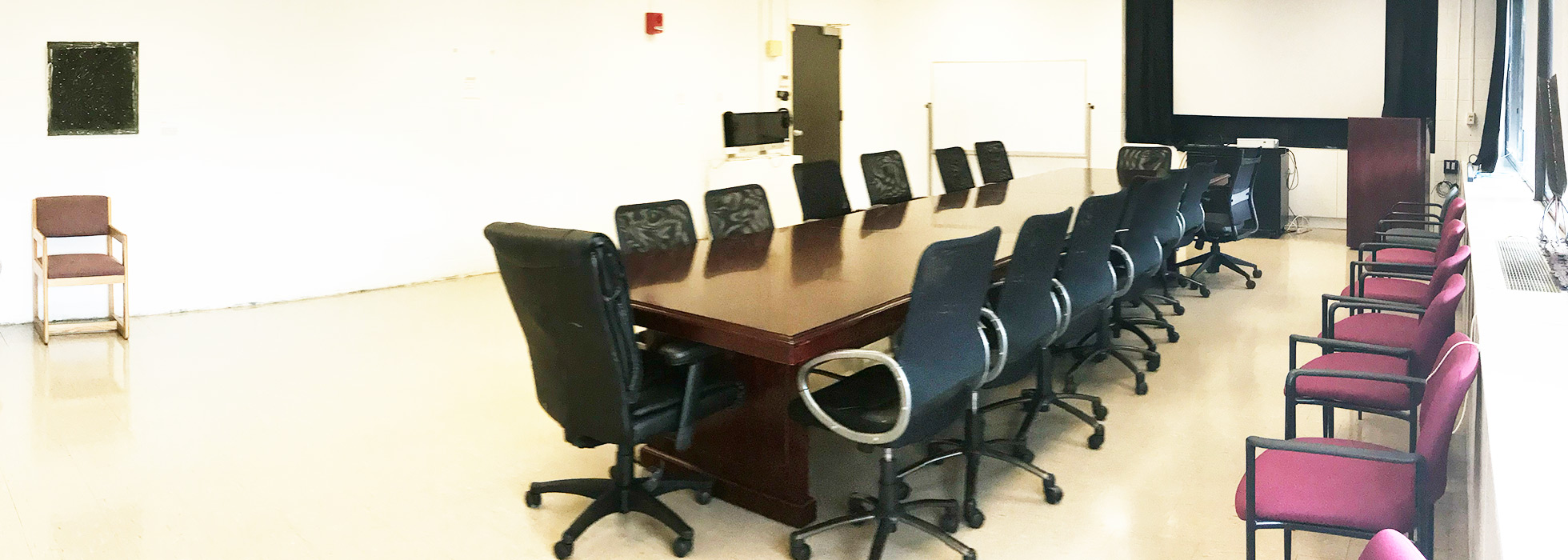 The seminar room is equipped with a projector and comfortable chairs.
