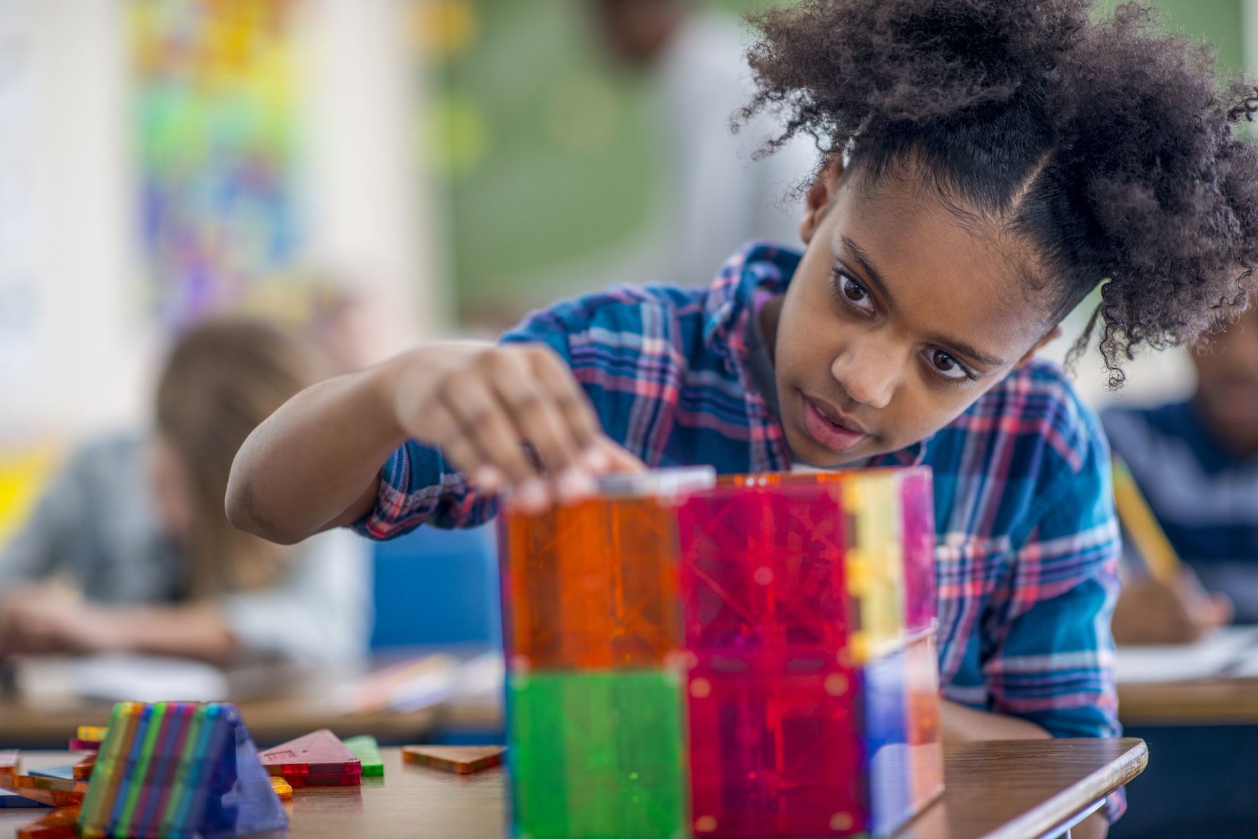 A 5-6 participant building a geometric structure