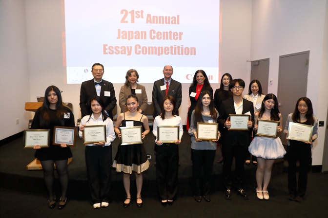 The group phogo of the winners of the 21st Japan Center Essay Competition with the organizers